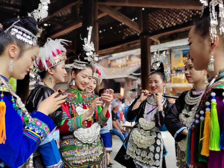 節日里衣著盛裝的姑娘。