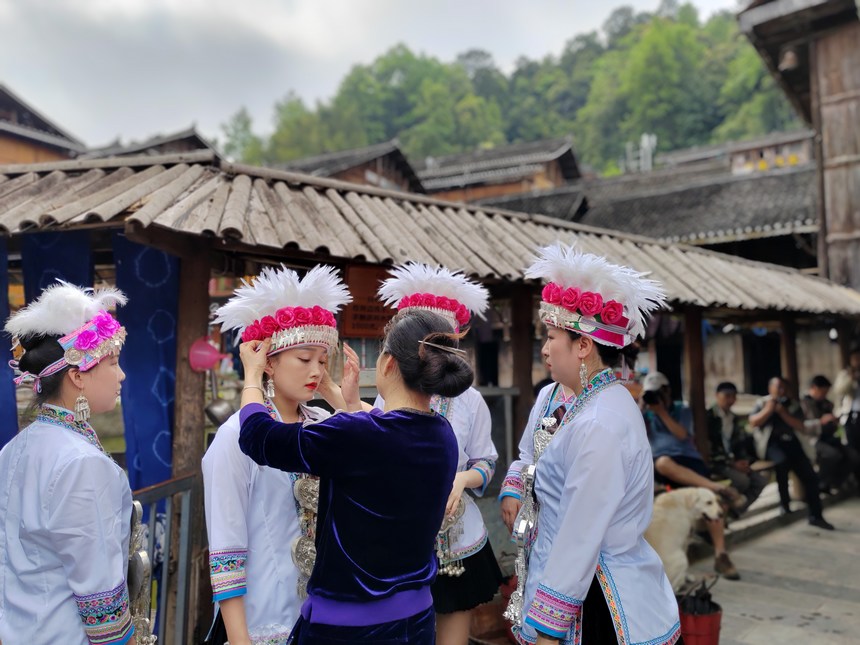 精心地梳妝打扮。