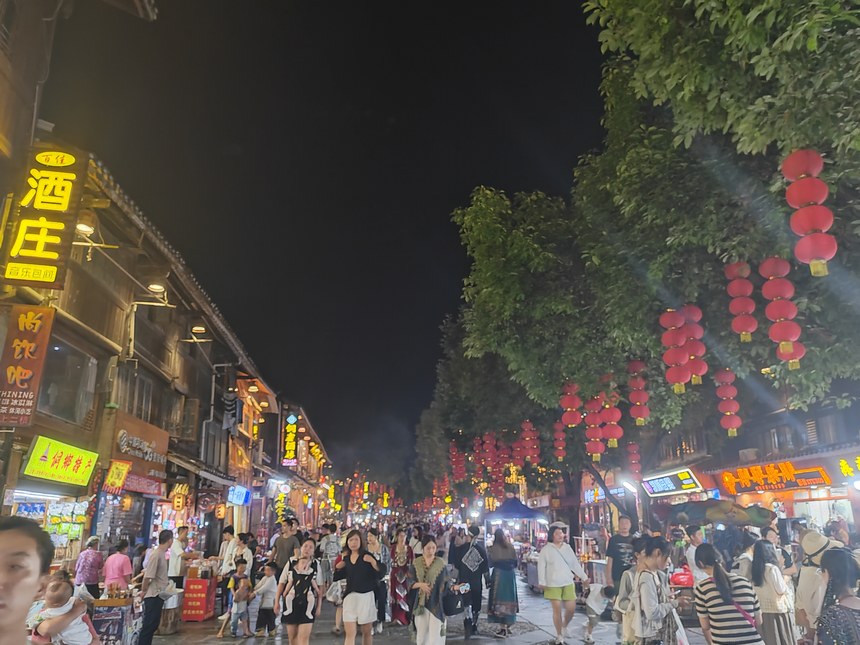 游客如織的肇興街。