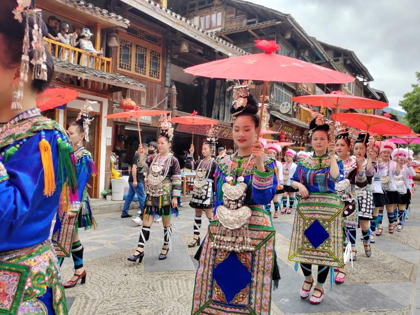 肇興谷雨節(jié)盛裝巡街活動(dòng)。