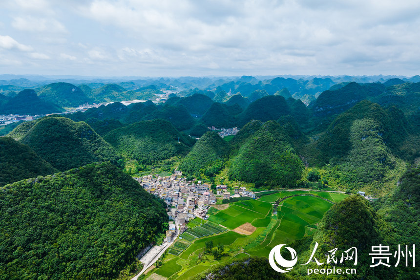 6月28日拍攝的景區內農村公路與民居。人民網記者 涂敏攝