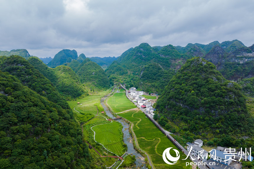 6月28日拍攝的景區(qū)內(nèi)農(nóng)村公路與民居。人民網(wǎng)記者 涂敏攝