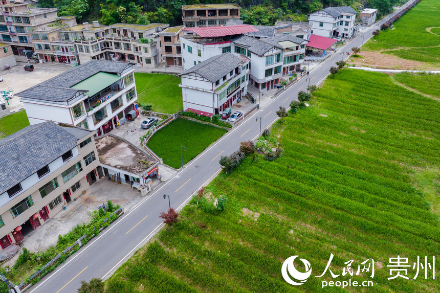 6月28日拍攝的農家樂與客棧。人民網記者 涂敏攝