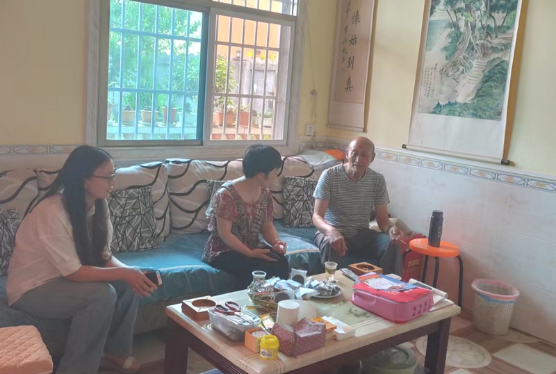 1 圖為安龍縣委組織部副部長何顯艷入戶走訪看望老干部。