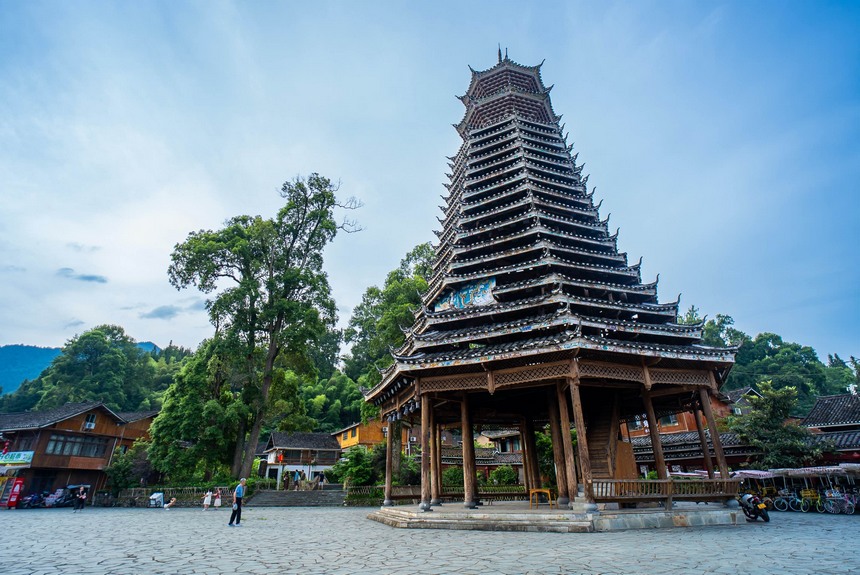 寨沙侗寨里的標(biāo)志性建筑物。人民網(wǎng)記者 涂敏攝