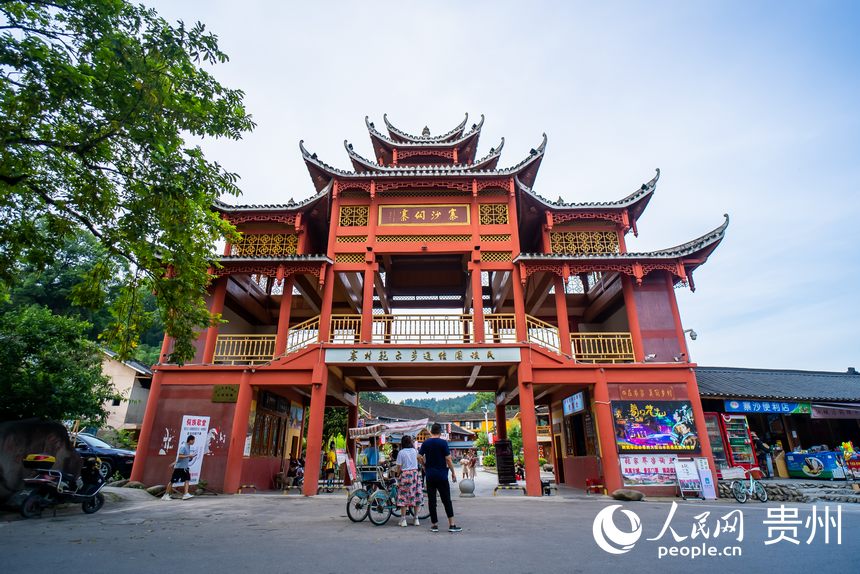 寨沙侗寨吸引不少游客前來打卡。人民網記者 涂敏攝