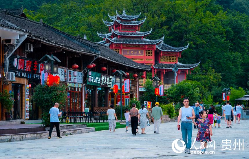 寨沙侗寨迎來了一年當中的旅游旺季。人民網 陽茜攝