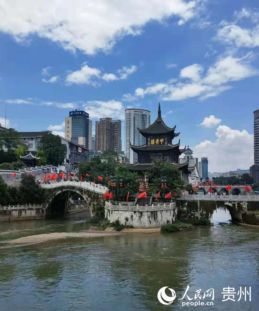 2023年南明河畔甲秀樓美景。人民網(wǎng)記者 陳康清攝