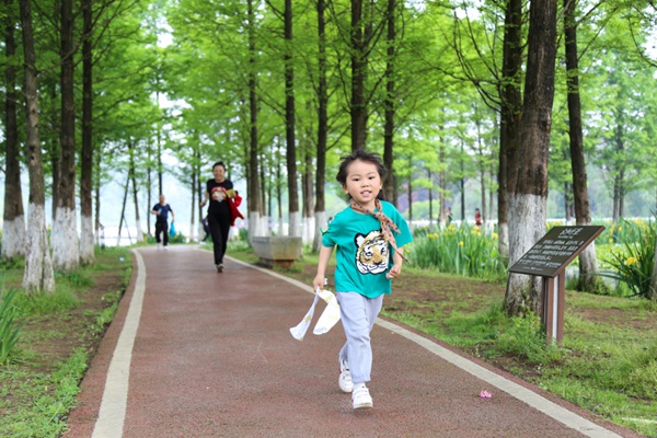 市民在閱山湖公園游玩 (觀山湖區(qū)融媒體中心