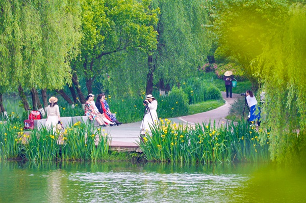 市民在閱山湖公園游玩 (觀山湖區(qū)融媒體中心供圖