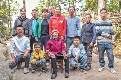 拍攝團為村民拍攝的全家福。