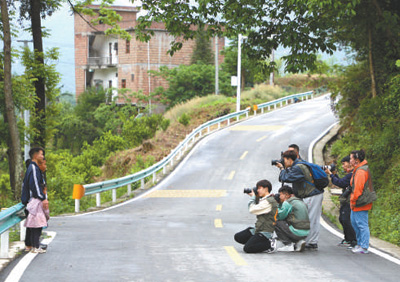拍攝團在紫云縣四大寨鄉(xiāng)牛場村為群眾拍照。