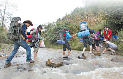 拍攝團在前往村寨途中。