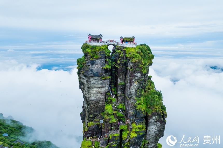 云霧間的梵凈山金頂。人民網(wǎng)記者 涂敏攝