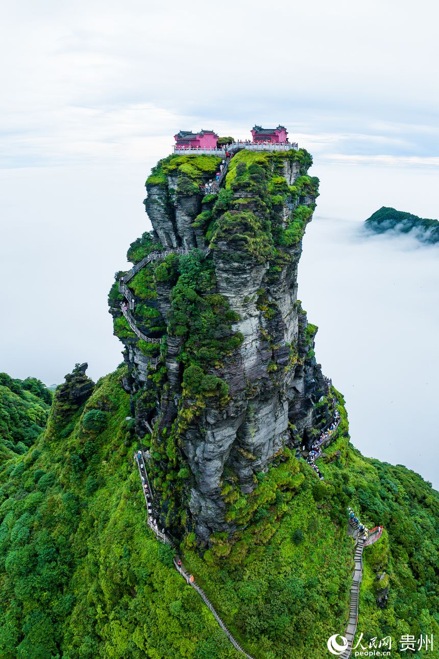 云霧間的梵凈山金頂。人民網(wǎng)記者 涂敏攝