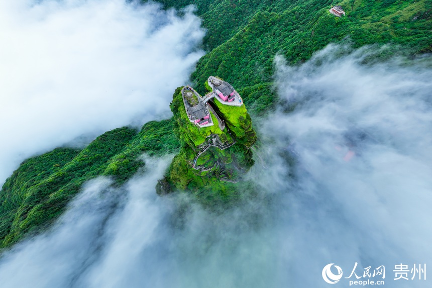 云霧間的梵凈山金頂。人民網記者 涂敏攝