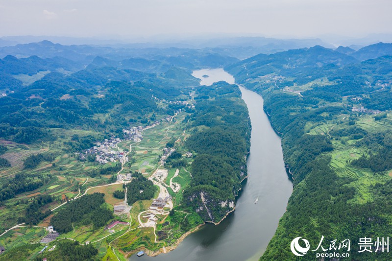 烏江俯瞰。人民網(wǎng) 涂敏攝