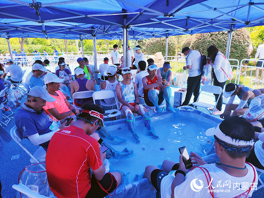 選手賽后冰敷降溫恢復(fù)。人民網(wǎng)記者 趙夢月 攝