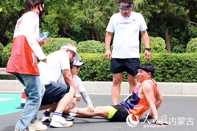 醫療保障隊正在為運動員治療。主辦方供圖