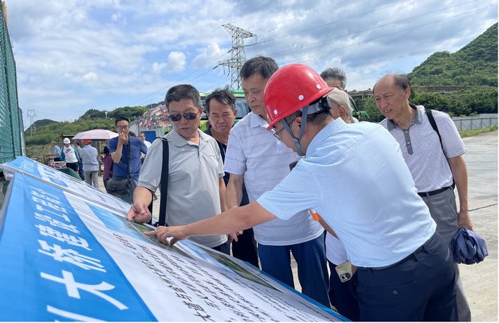 圖為在金州大橋項目參觀考察。