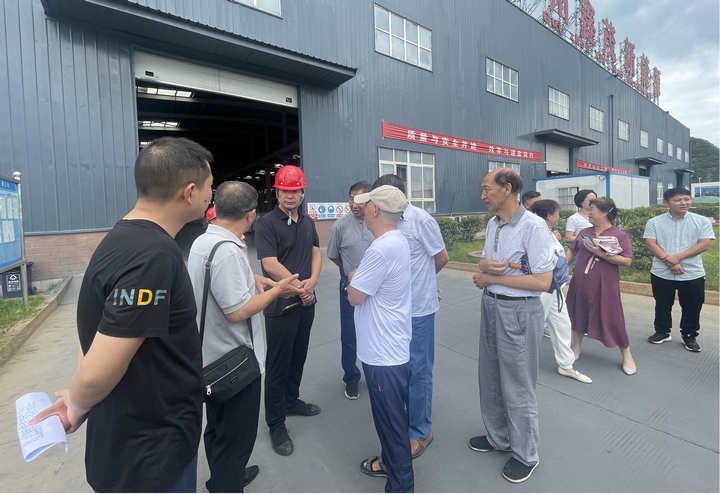 圖為在貴州鑫茂新能源技術(shù)有限公司參觀考察。