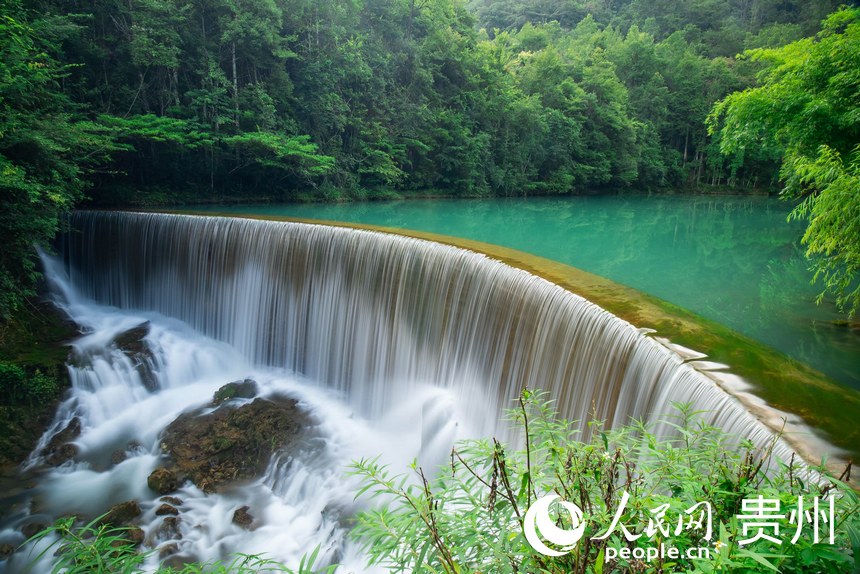小七孔景區集林、洞、湖、石、水等多種景觀于一體。人民網 涂敏攝