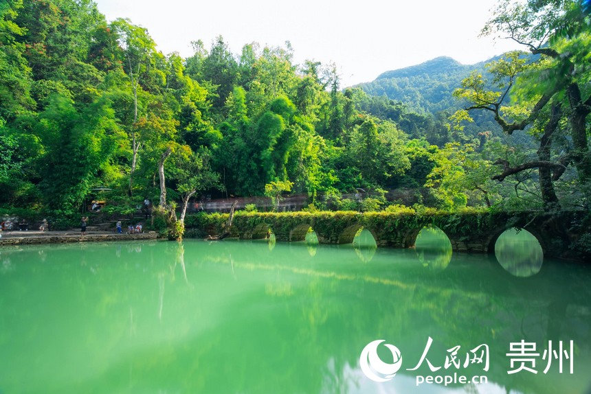 小七孔橋下是綠得讓人心醉的涵碧潭。人民網 涂敏攝