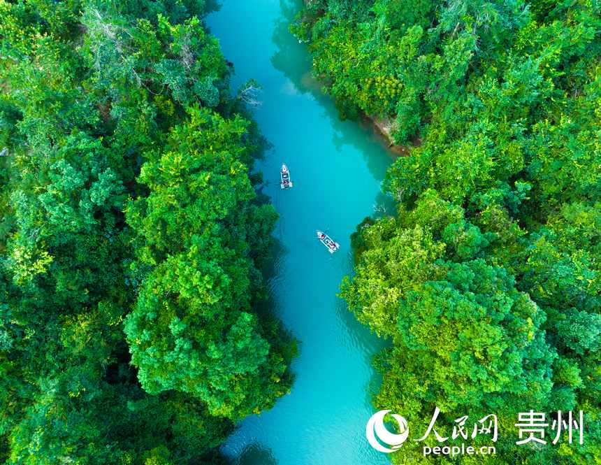 游客在河道里泛舟而行。人民網(wǎng) 陽茜攝