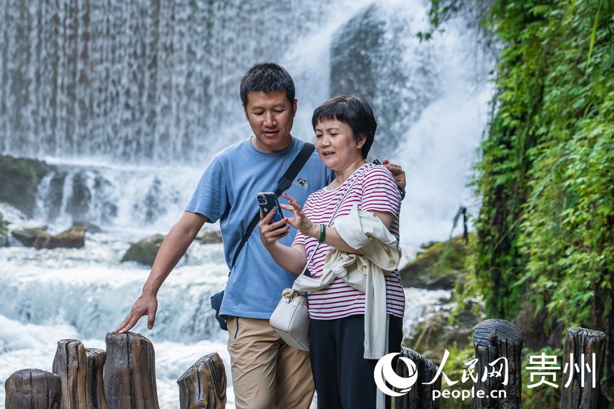 游客在景區內合影留念。人民網 陽茜攝