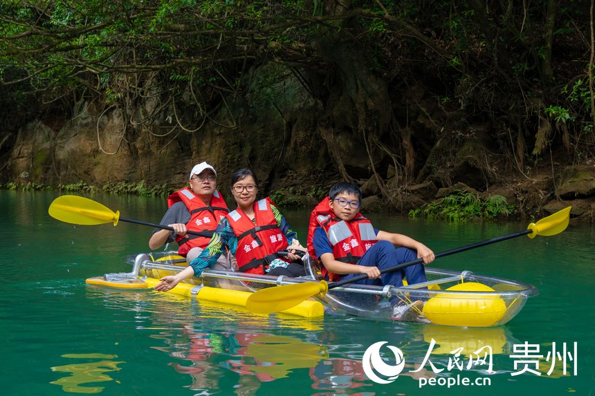 游客在鴛鴦湖劃船。人民網(wǎng) 陽茜攝