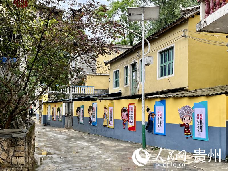 打凼村內的民族團結文化墻。人民網 李麗萍攝