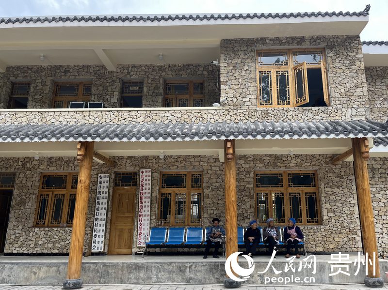 村民在村委會的休息區聊天。人民網 李麗萍攝