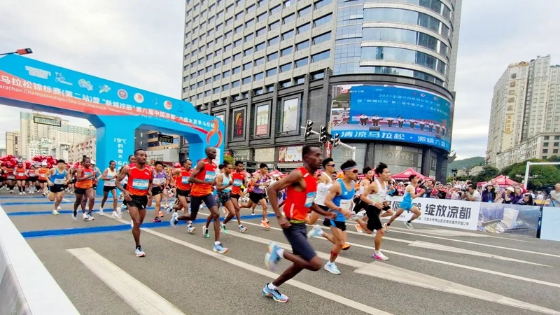 “六馬”鳴槍開跑。嚴(yán)顯艷攝