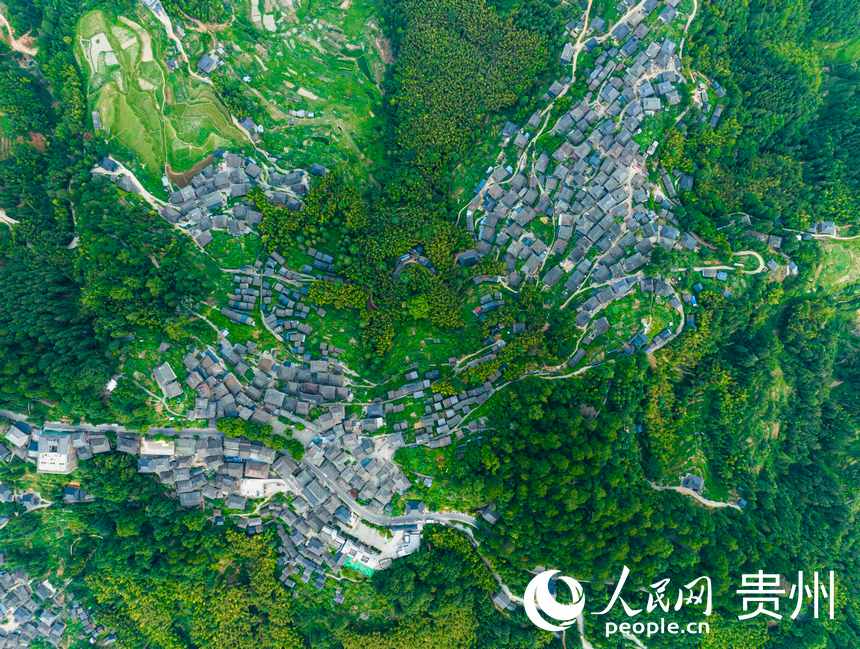 航拍岜沙苗寨。人民網(wǎng) 涂敏攝