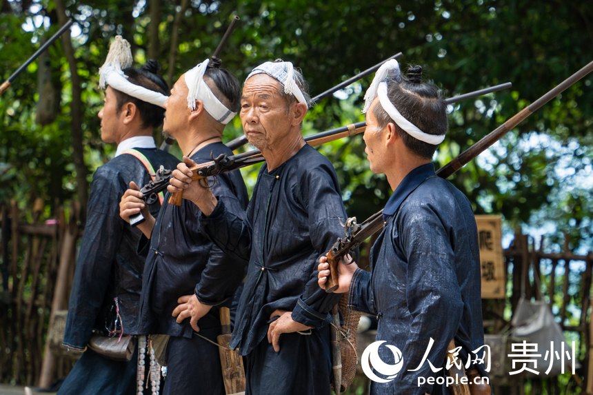 岜沙苗寨是一個純苗族聚居村寨。人民網(wǎng) 陽茜攝