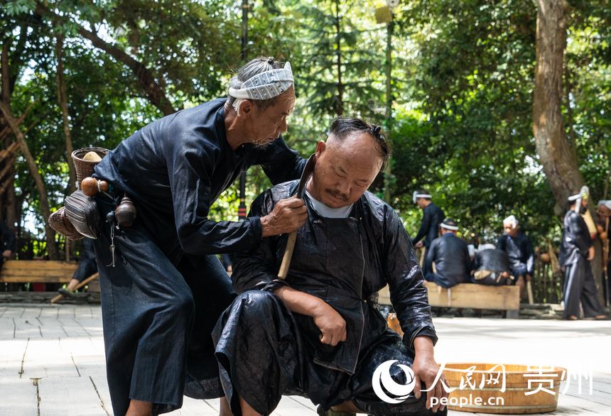 岜沙苗寨的鐮刀剃頭習俗。人民網 陽茜攝