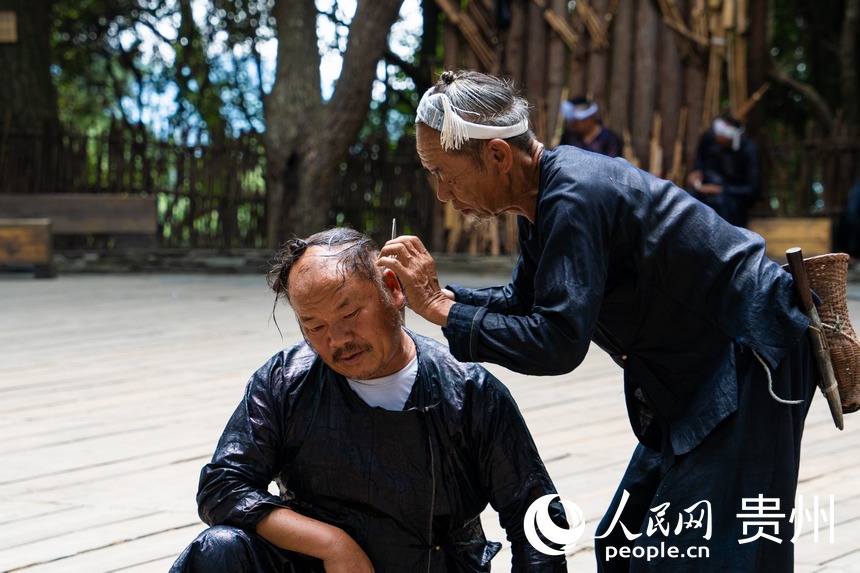 岜沙苗寨的鐮刀剃頭習俗。 人民網 陽茜攝