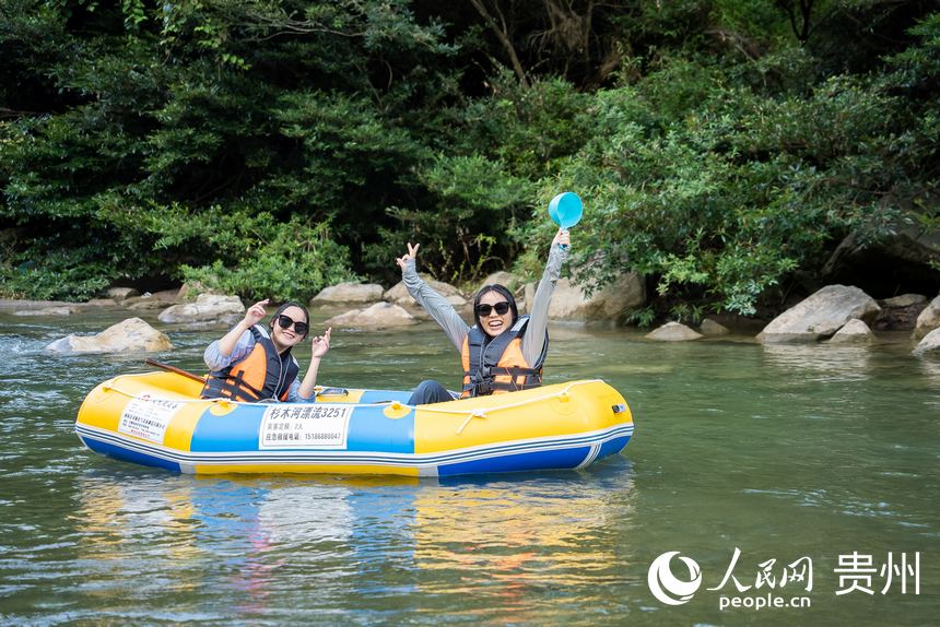 游客在杉木河景區(qū)漂流，享受夏日難得的清涼時(shí)光。人民網(wǎng)記者 涂敏攝
