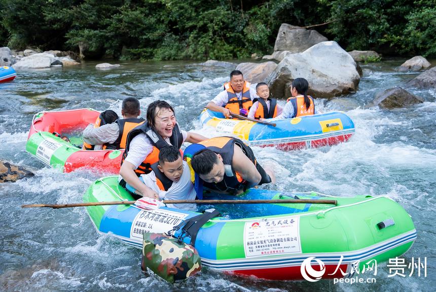 游客在杉木河景區(qū)漂流，享受夏日難得的清涼時(shí)光。人民網(wǎng)記者 涂敏攝