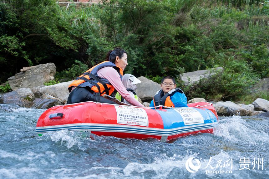 游客在杉木河景區漂流，享受夏日難得的清涼時光。人民網記者 涂敏攝