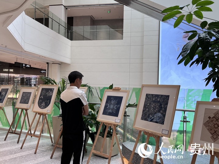 成果展示引人駐足。人民網(wǎng) 陳潔泉攝