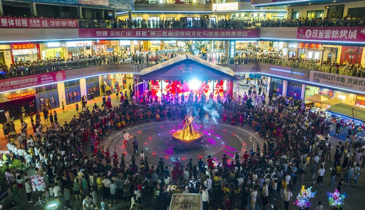 7月16日，黔西市在蓮城金街廣場開啟“好生活·在黔西”火把狂歡季，人們在歡度火把狂歡夜。范暉攝