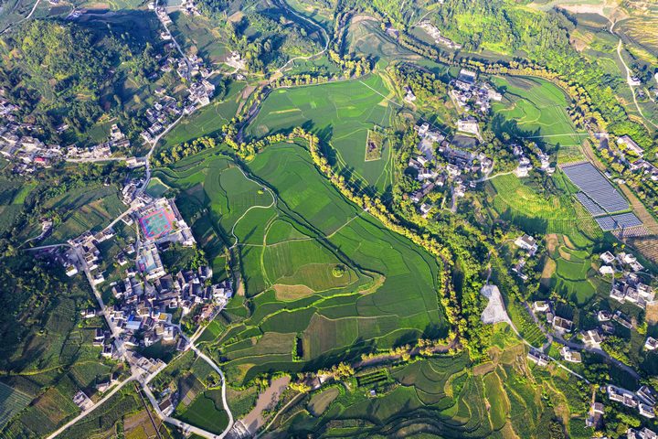 黔西市洪水鎮(zhèn)解放村（無人機照片）。史開心攝