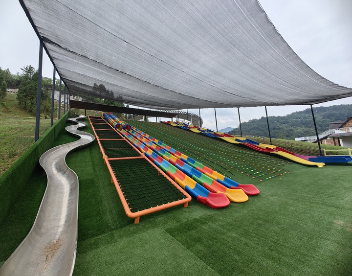 小鎮彩虹滑道。