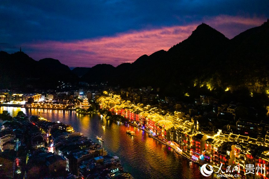 航拍鎮遠古城夜景。人民網 陽茜攝