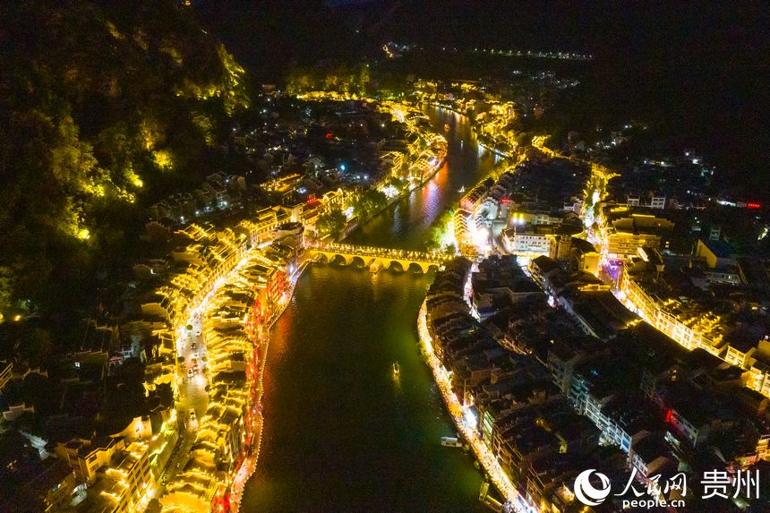 航拍鎮遠古城夜景。人民網 陽茜攝