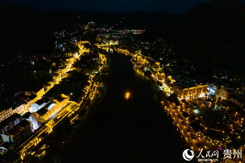 航拍鎮遠古城夜景。人民網 陽茜攝