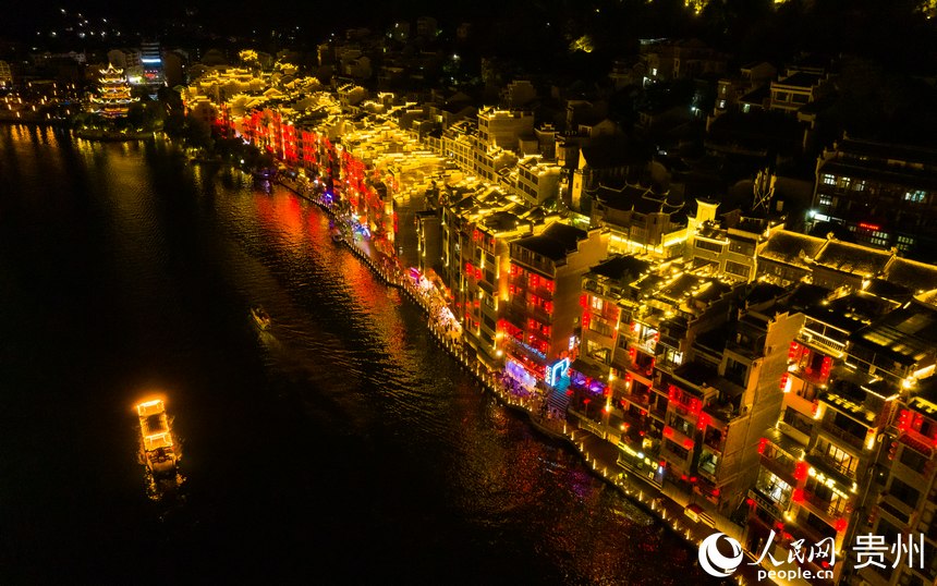航拍鎮(zhèn)遠(yuǎn)古城夜景。人民網(wǎng) 陽茜攝