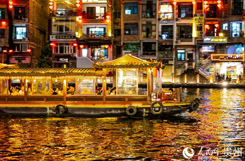 游客乘船夜游。人民網 陽茜攝