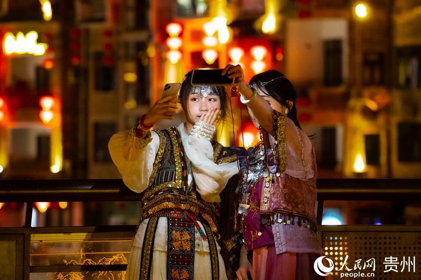 游客在橋上拍照留念。人民網 陽茜攝